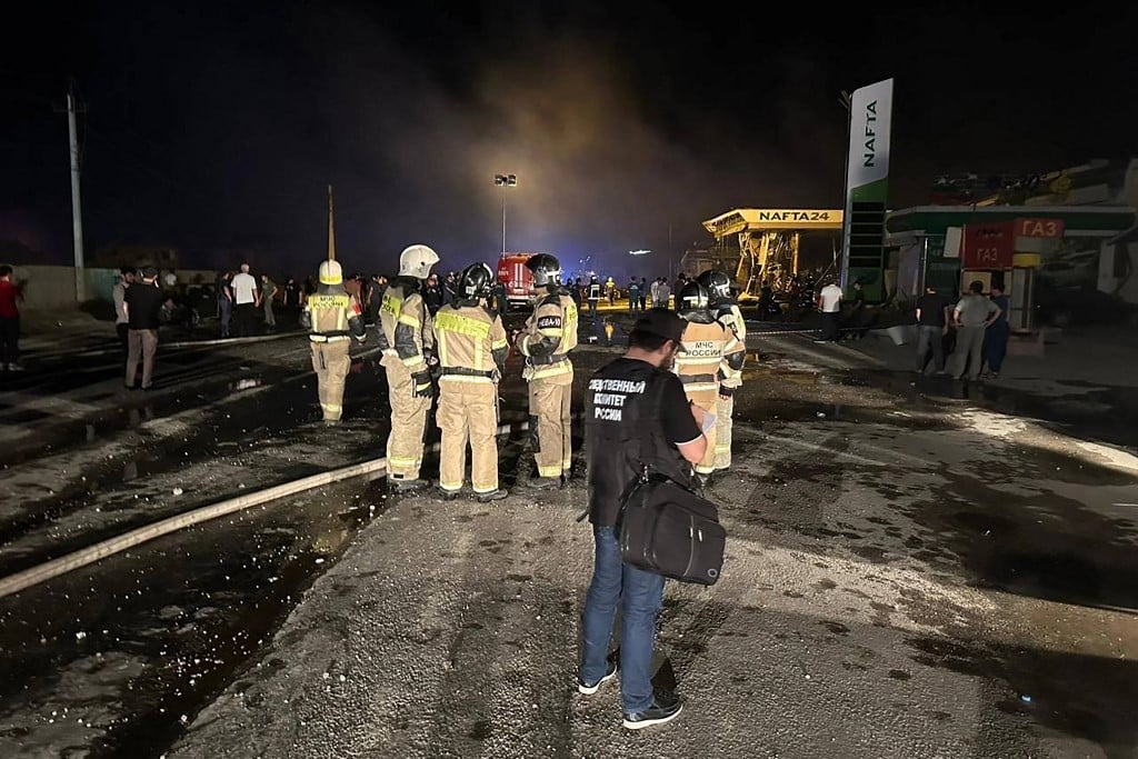 Bomberos en gasolinera incendiada en Rusia
