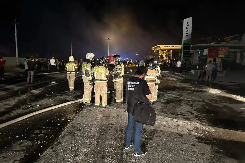 Bomberos en gasolinera incendiada en Rusia