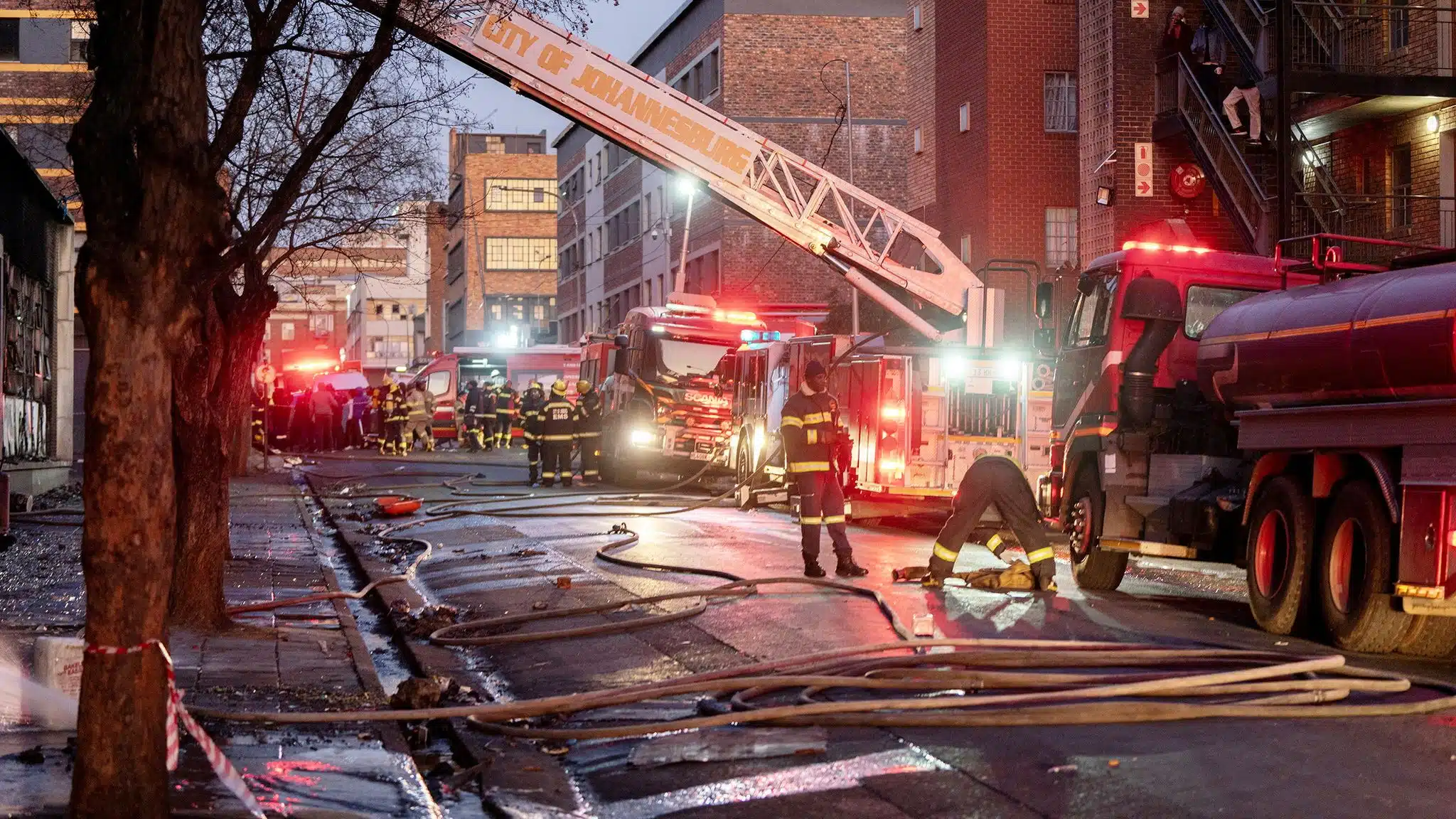Bomberos en edificio afectado por incendio