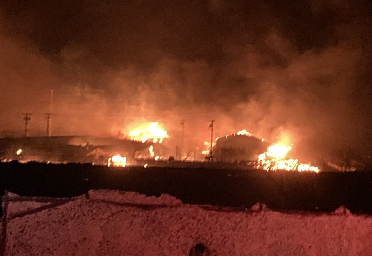 Personas se arrojan al océano para escapar del fuego en Hawái