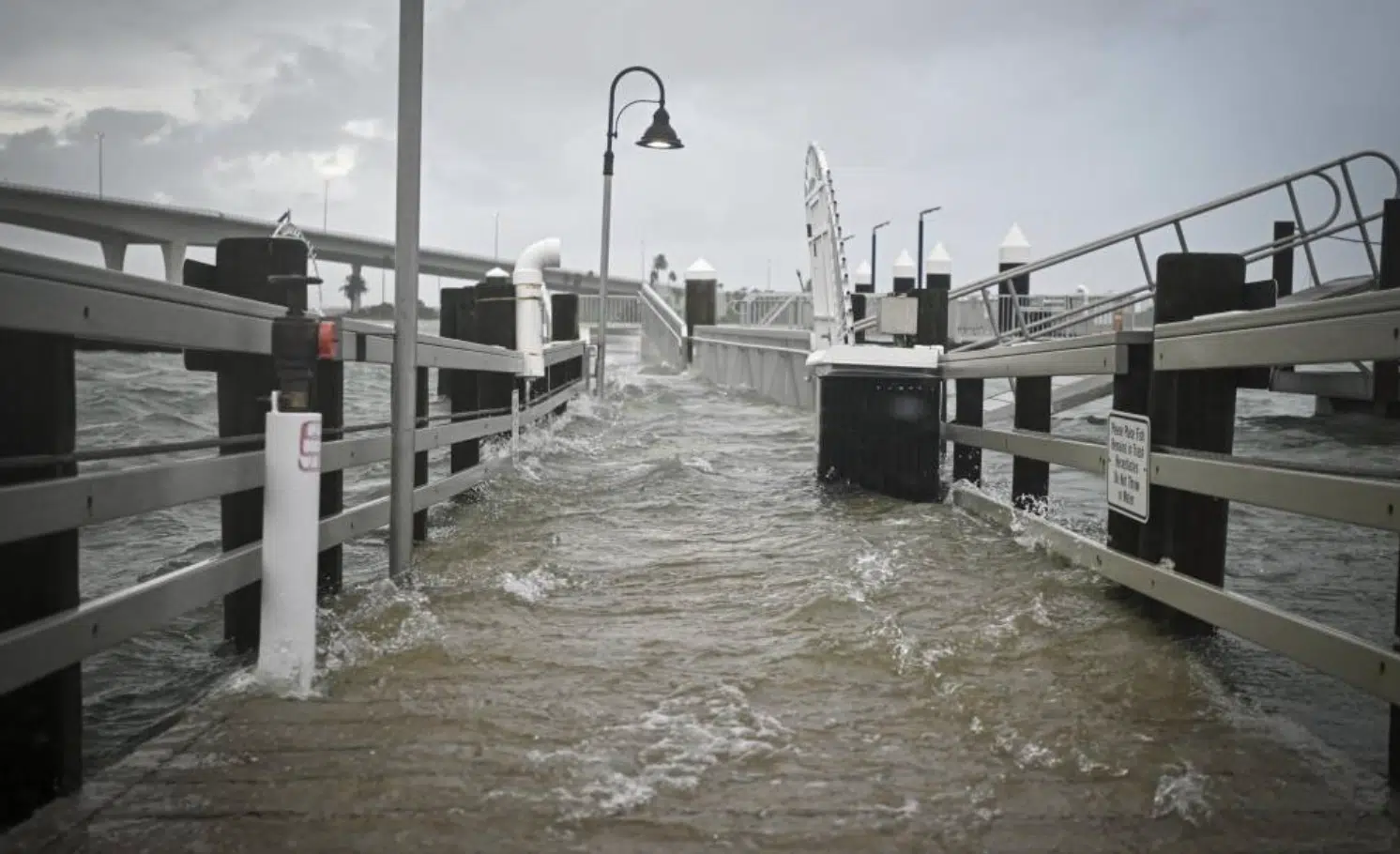 Muelle de Florida inundándose