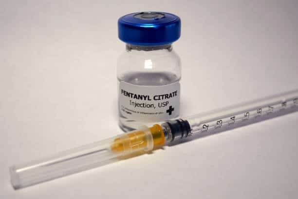 Jeringa junto a dosis de fentanilo de uso médico