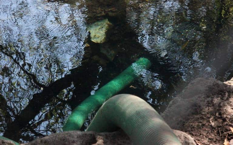 Multan a comerciante con toma clandestina de agua potable en Salvador Alvarado 
