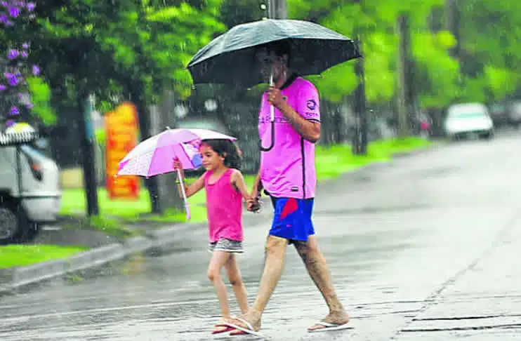 Personas caminando con paraguas