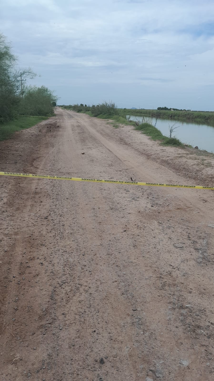 CAMINO CON CINTA AMARILLA DELIMITANDO ZONA DE HALLAZGO
