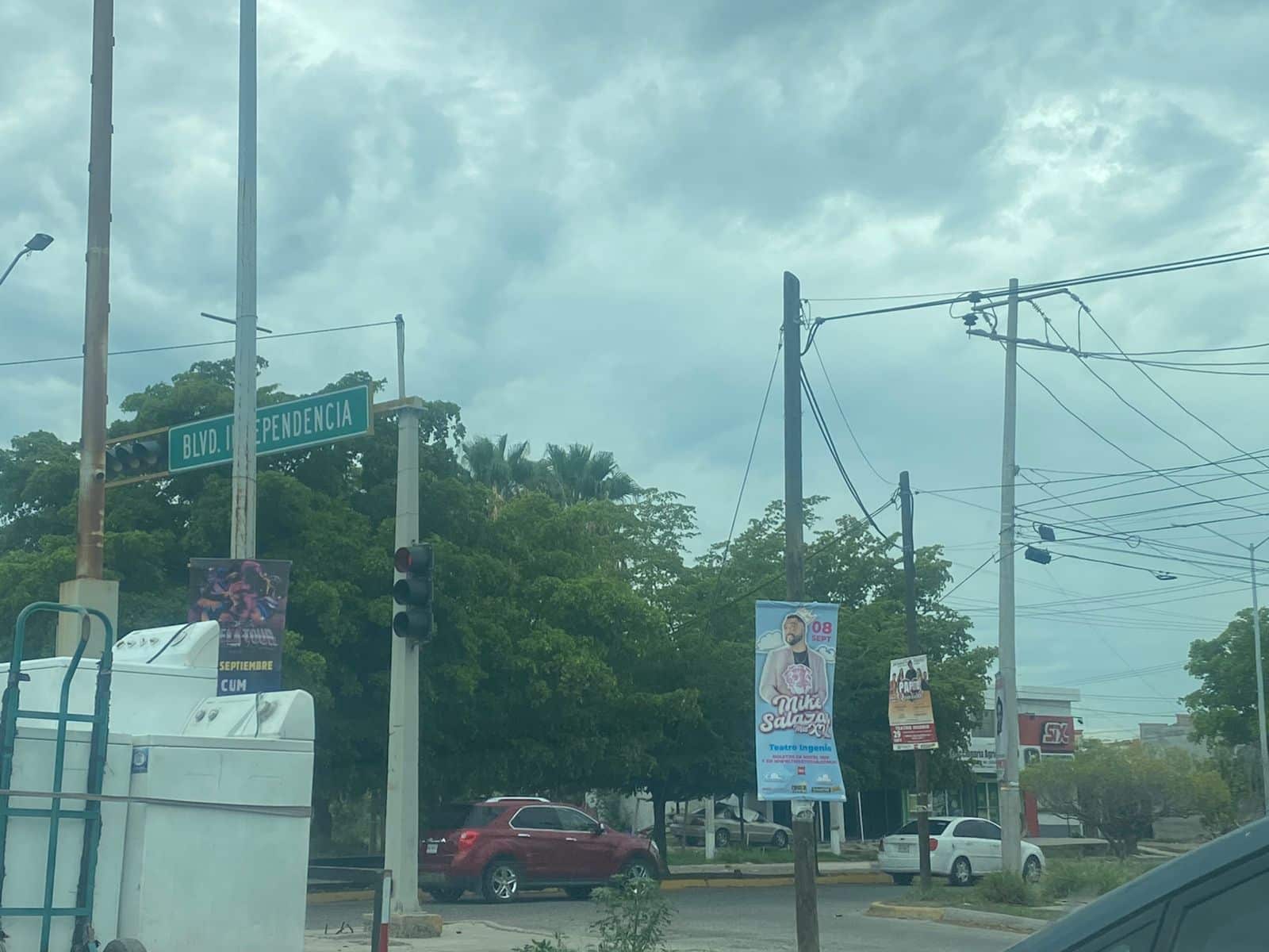 RETIRARAN PENDONES PUBLICITARIOS DE POSTES EN LOS MOCHIS