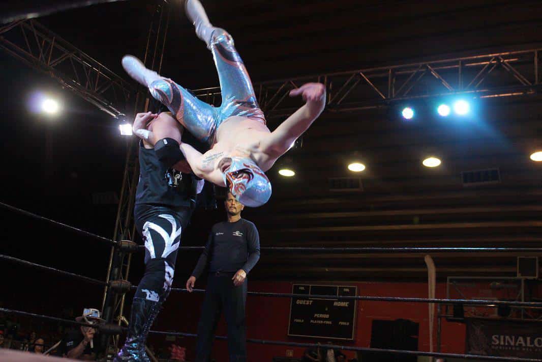 luchador Aetos saltando hacia su oponente