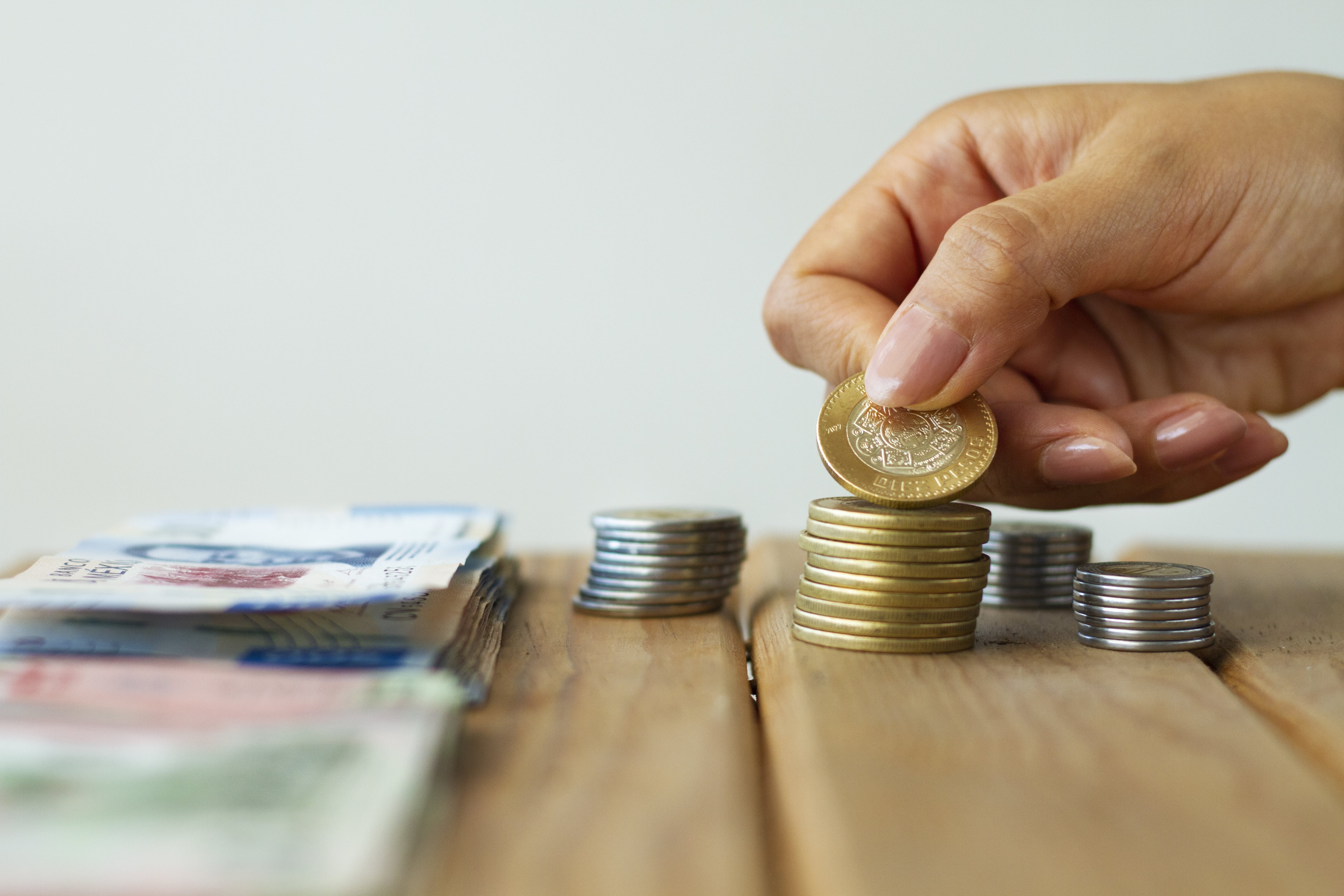 Mano contando monedas