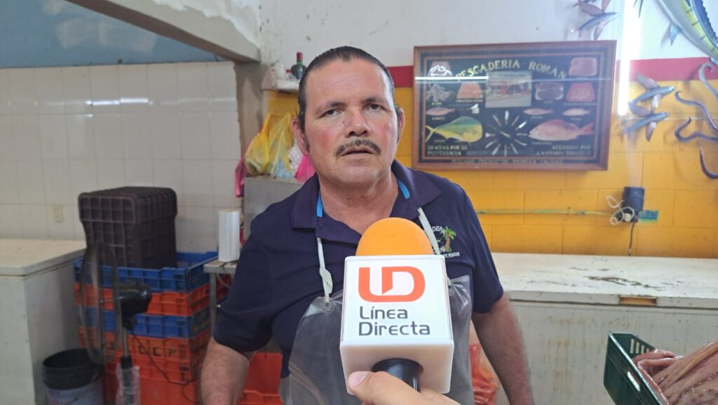 Vendedor de mercado municipal Ricardo Flores