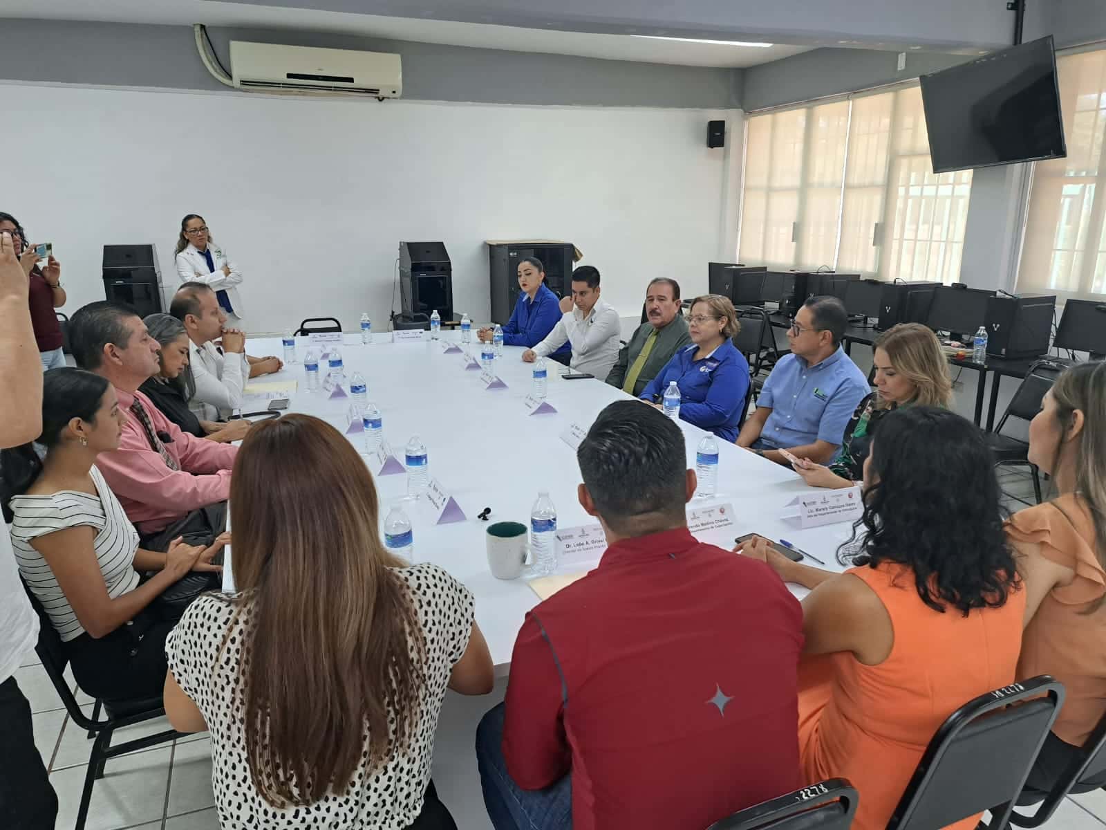 Miembros del Icatsin sentados