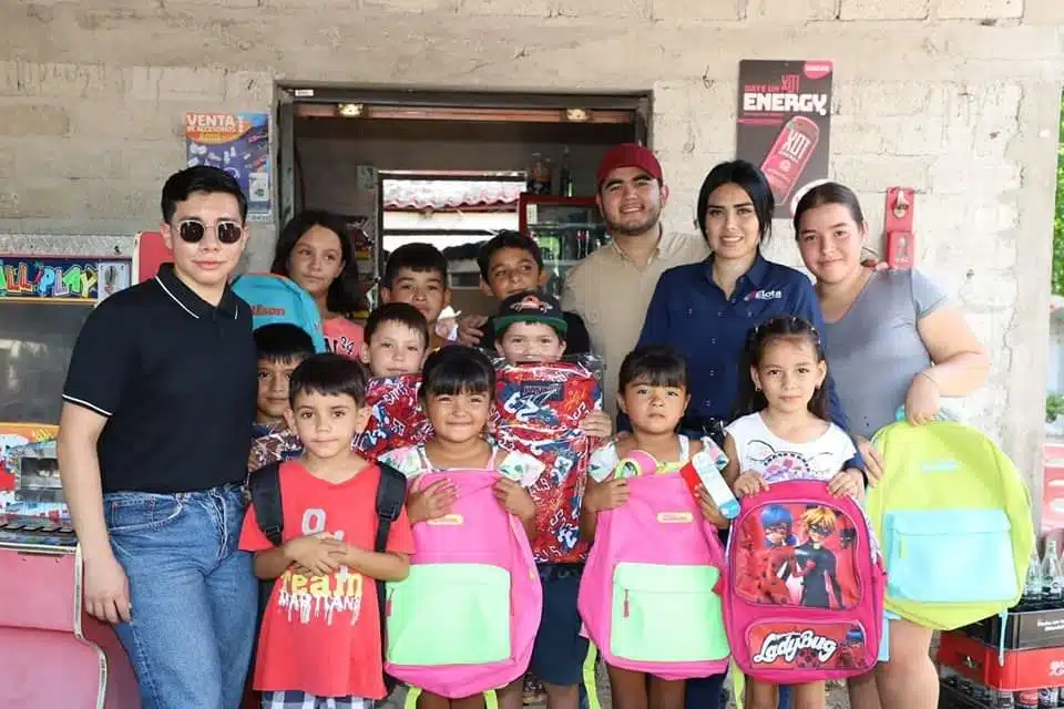 Alcaldesa de Elota, personal de IMJU y del ayuntamiento acompañados de niños que recibieron ayuda.