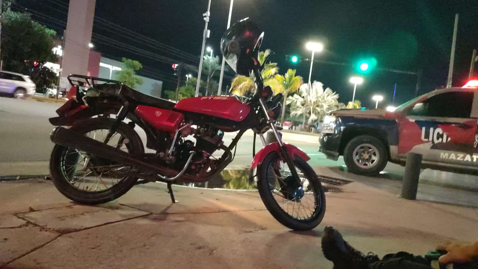 La motocicleta presentó daños materiales menores.