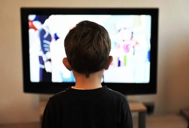 Niño mirando televisión