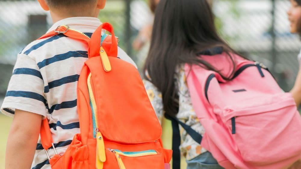 Niños con mochila