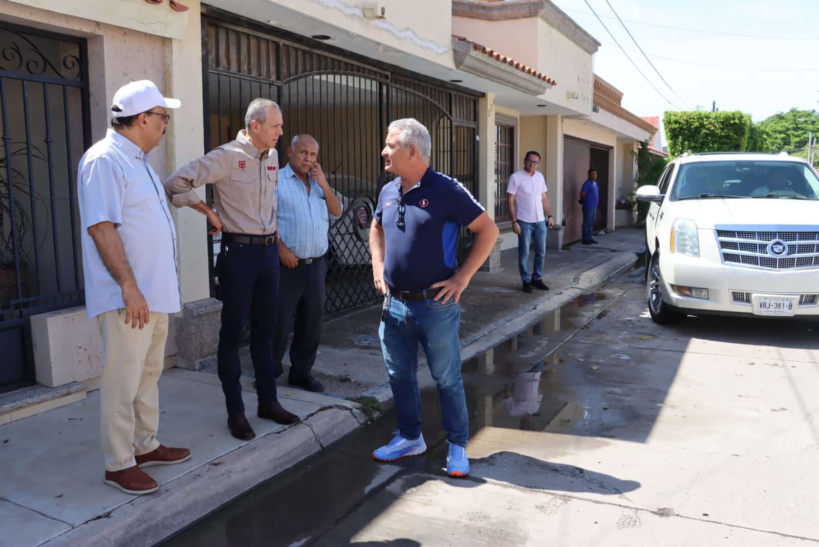 ALCALDE DE AHOME CON VECINOS DEL FRACCIONAMIENTO LAS HADAS.
