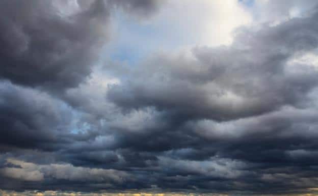 Cielo lleno de nubes blancas y oscuras