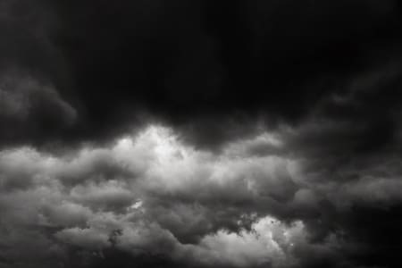 Nubes negras con blanco
