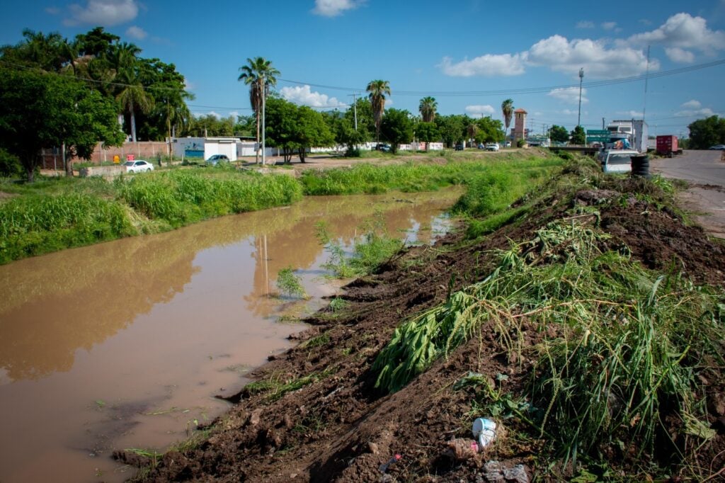 Secretaría de Obras y Servicios Públicos, continua con limpieza de canales y arroyos en Culiacán.