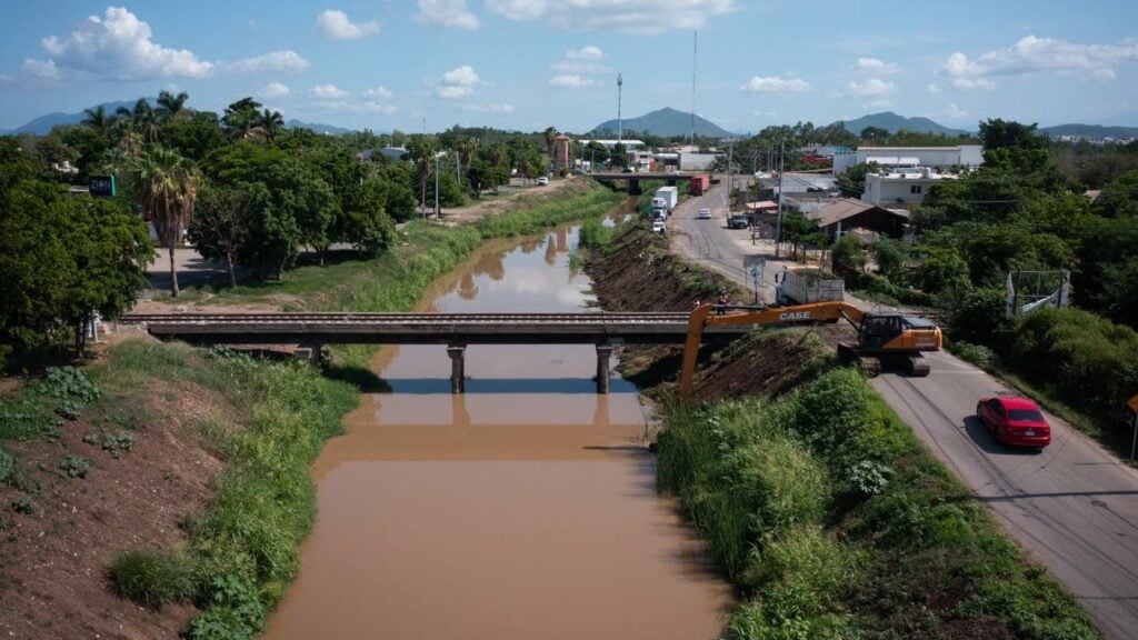 Secretaría de Obras y Servicios Públicos, continua con limpieza de canales y arroyos en Culiacán.