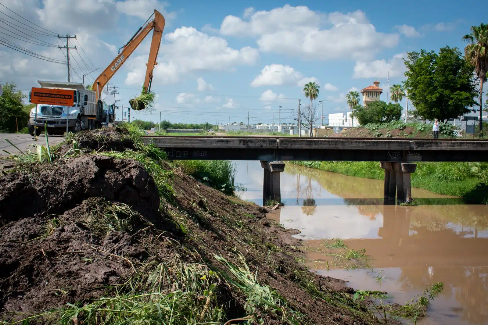 Secretaría de Obras y Servicios Públicos, continua con limpieza de canales y arroyos en Culiacán.