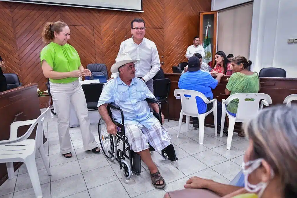 José Olegario recibió la silla de ruedas que solicitó y que requiere para movilizarse