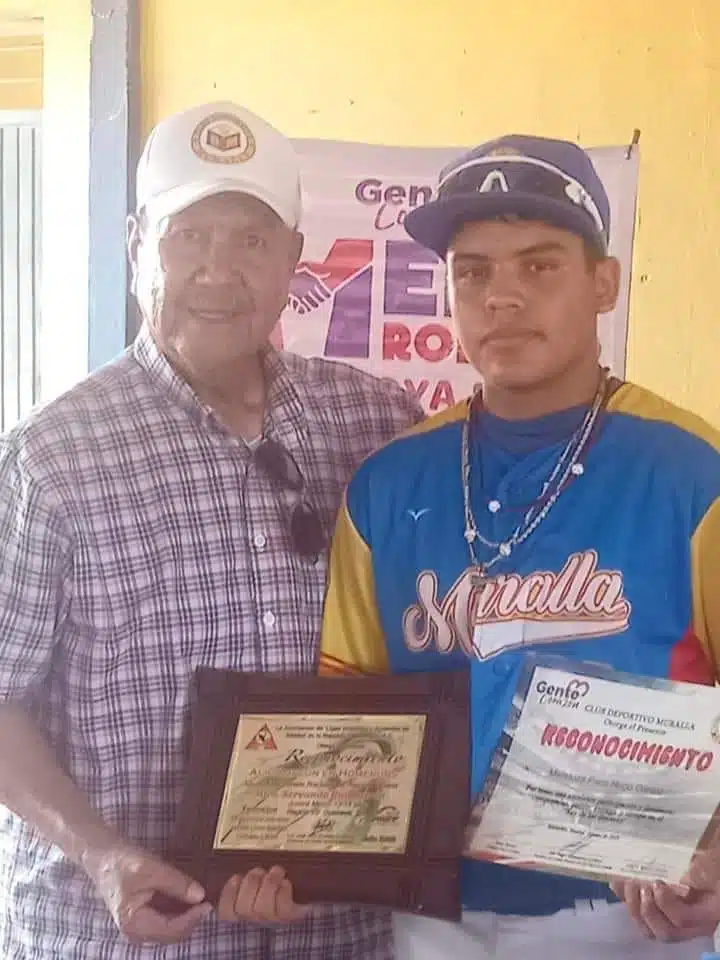 peloterito de Mazatlán recibiendo reconocimiento