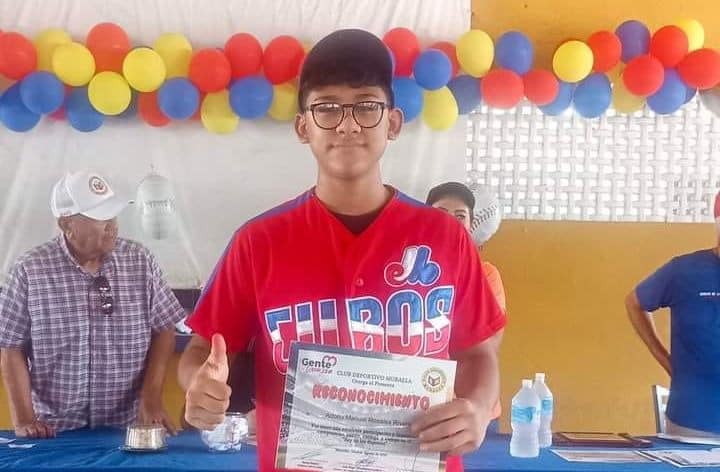 peloterito de Mazatlán recibiendo reconocimiento