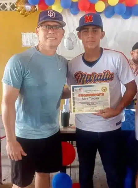 peloterito de Mazatlán recibiendo reconocimiento