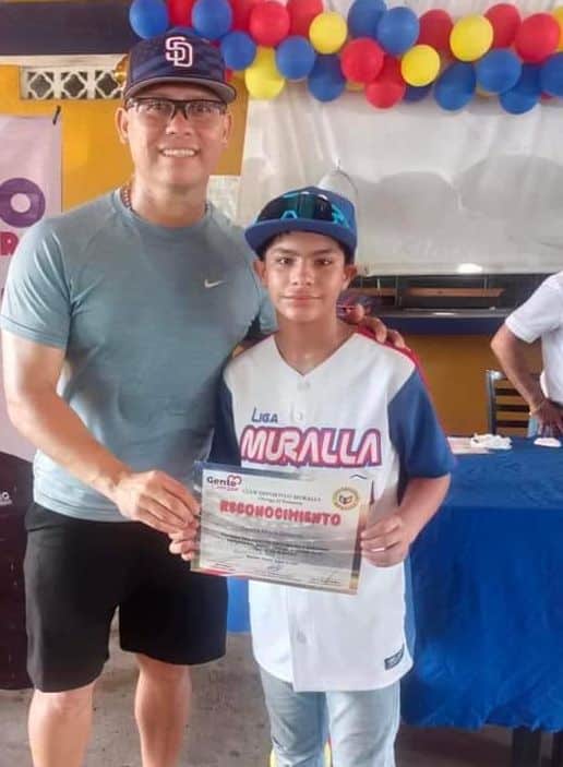 peloterito de Mazatlán recibiendo reconocimiento