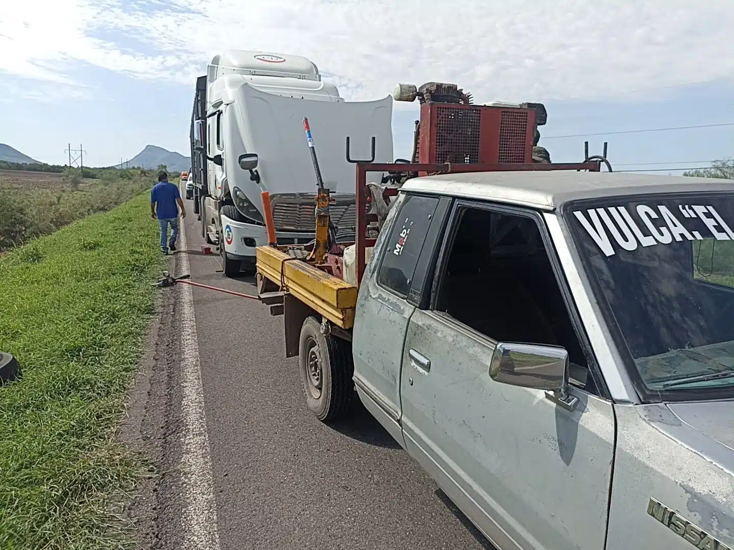 Tráileres y camioneta dañados