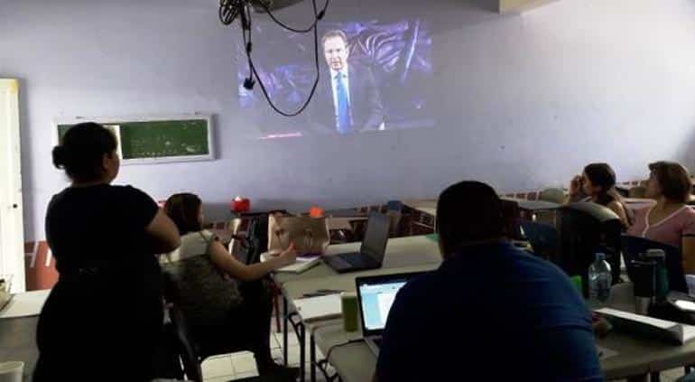 Maestros mexicanos frente a proyector