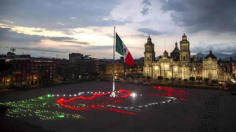 zocalo de la Ciudad de México con luces tricolores