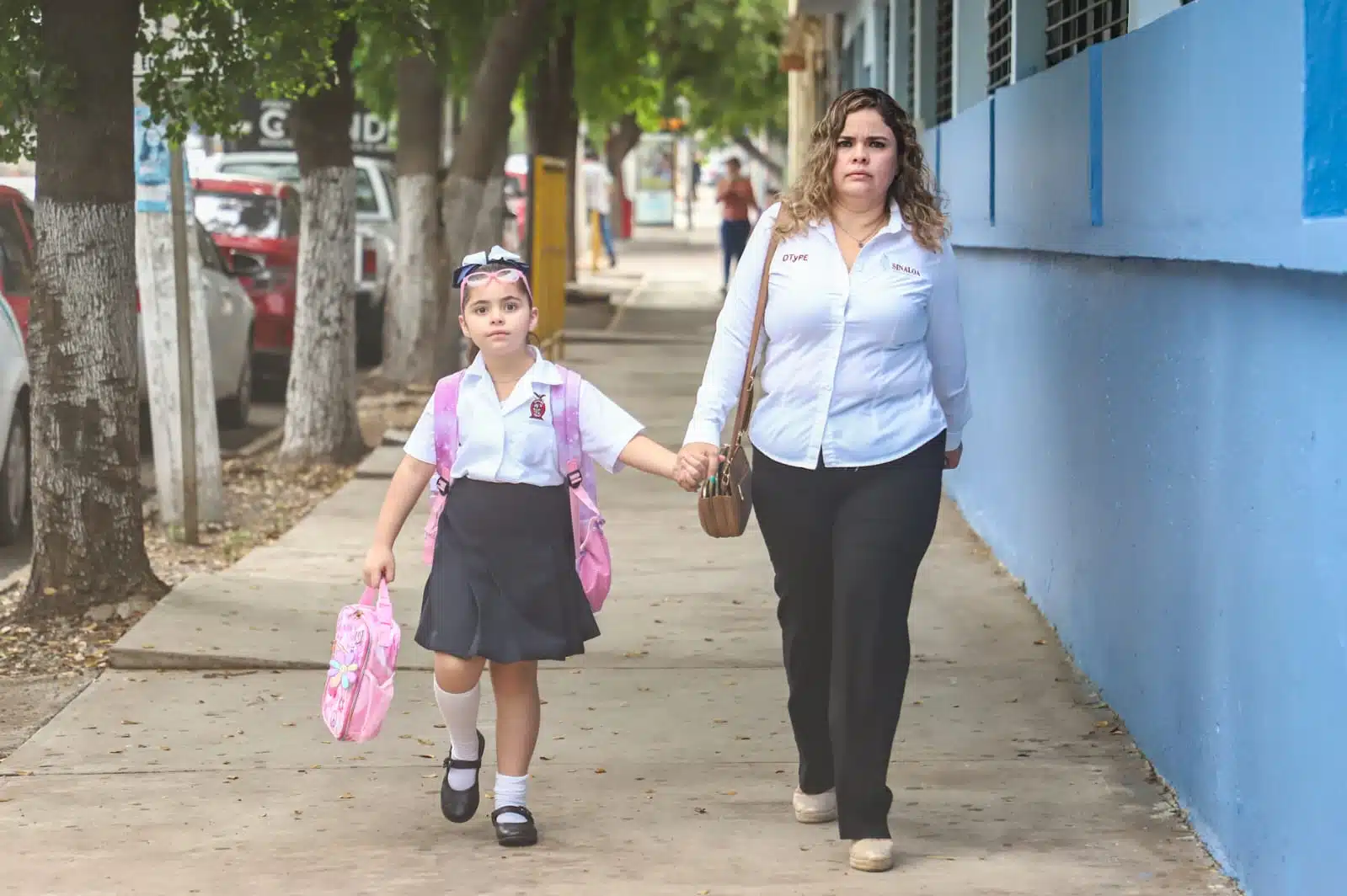 Niña de la mano de su mamá