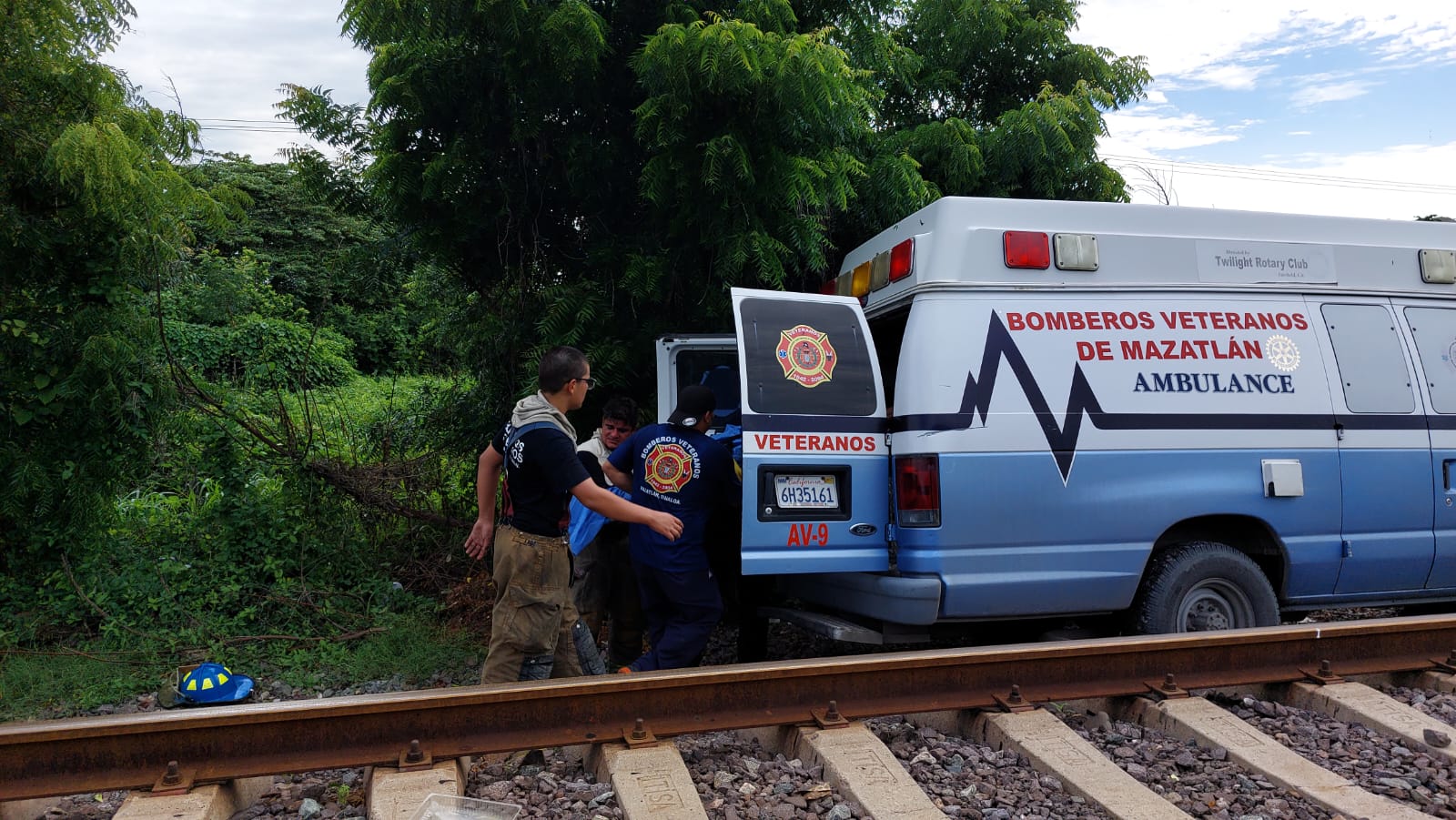 Rescatan hombre en Mazatlán