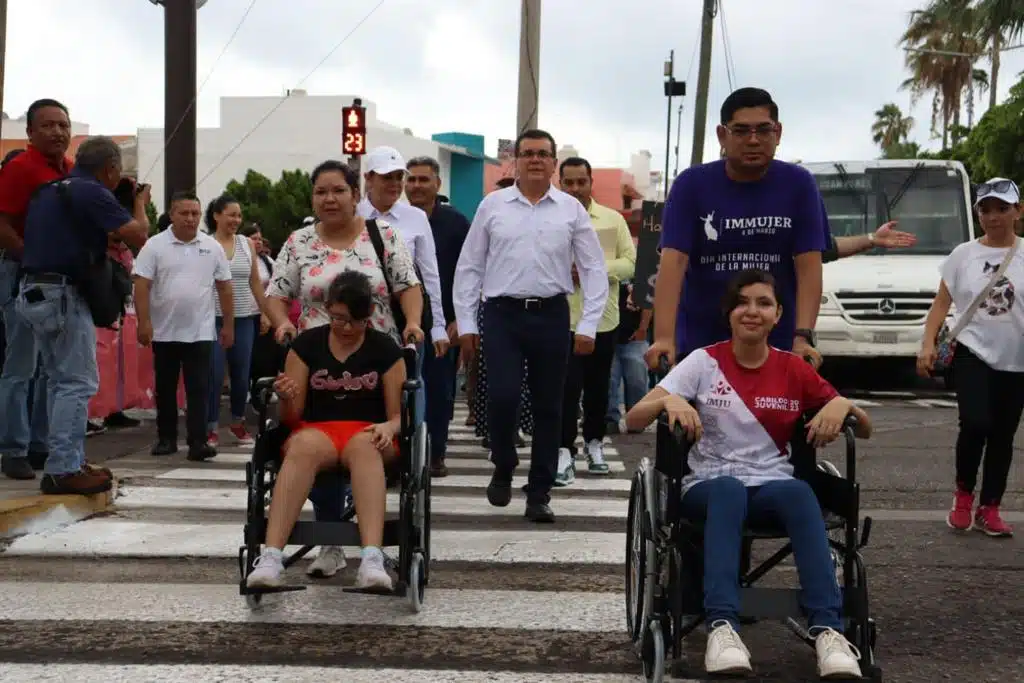 El gobierno municipal realizó una caminata por banquetas del Centro Histórico