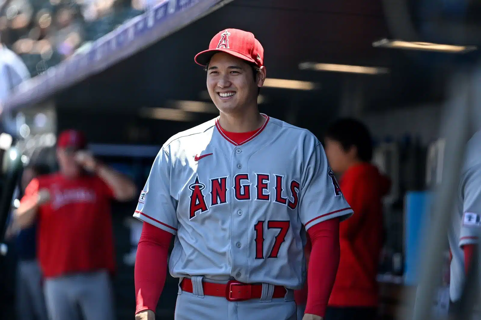 Shohei Ohtani sonriendo en el dugouts de Los Angelinos