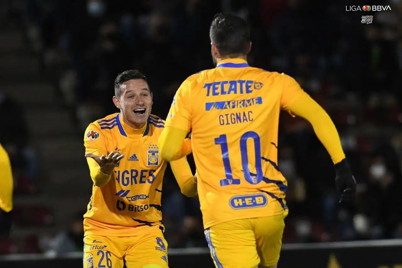 (Florian Thauvin celebrando un gol con Andre Pierre Gignac)