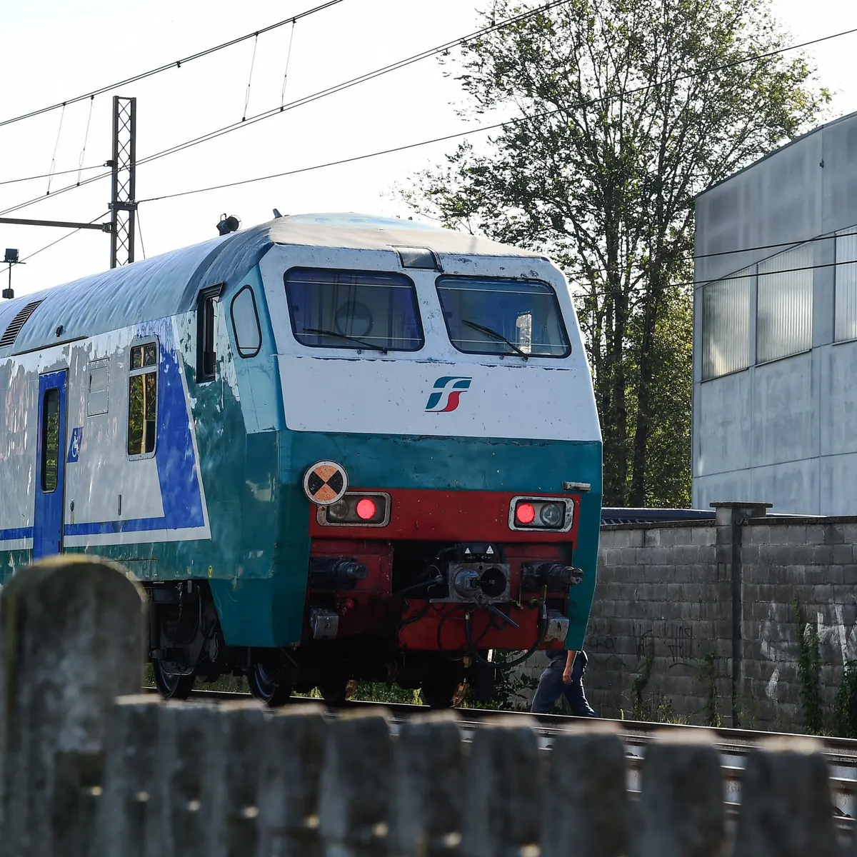 Tren choca contra equipo de mantenimiento