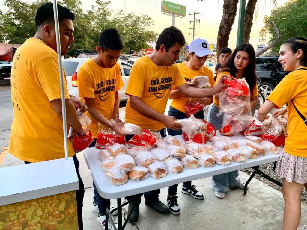 Jóvenes ayudan a familias de pacientes del Hospital General de Los Mochis