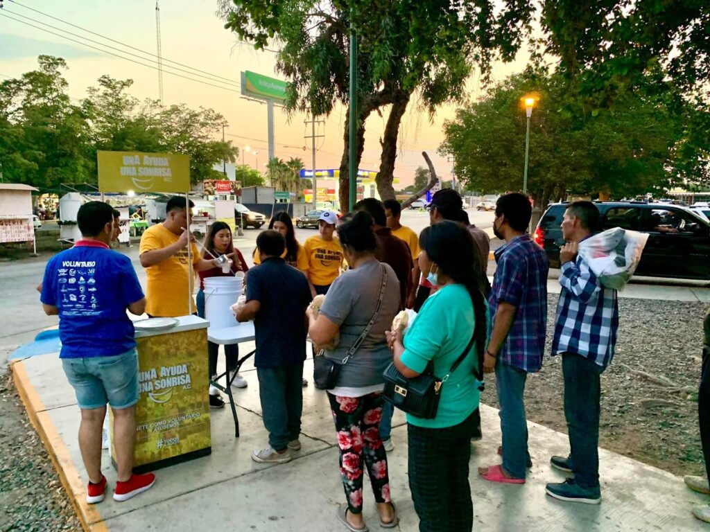 Jóvenes ayudan a familias de pacientes del Hospital General de Los Mochis