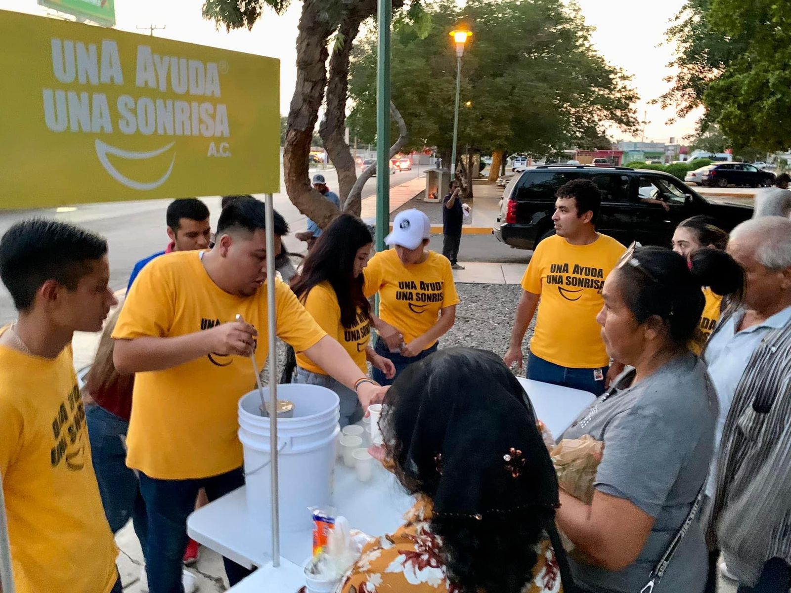 Jóvenes ayudan a familias de pacientes del Hospital General de Los Mochis