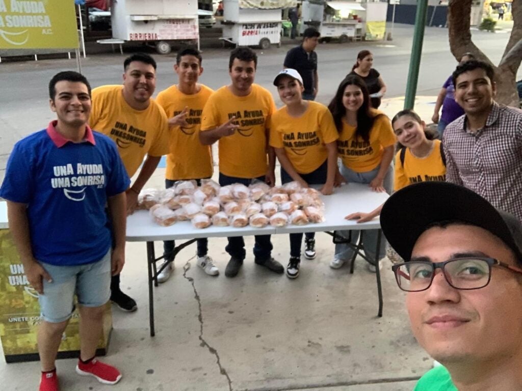 Jóvenes ayudan a familias de pacientes del Hospital General de Los Mochis