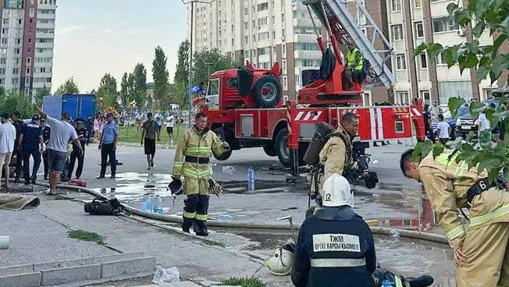 ¡Increíble! Personas se lanzan de un edificio para salvarse de un incendio