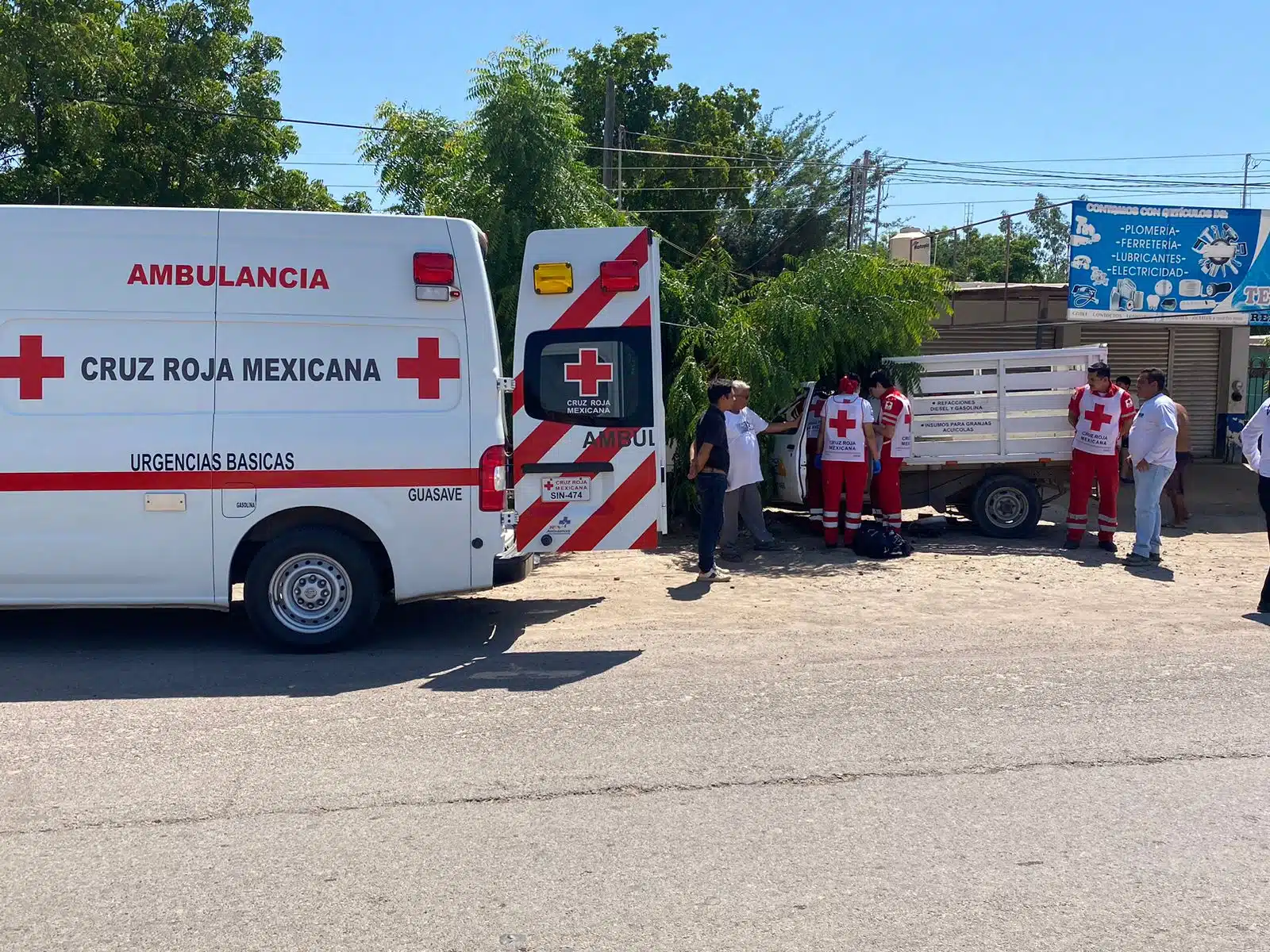 Personal de Cruz Roja auxiliando a la persona que se encuentra al interior del vehículo siniestrado. Hay una ambulancia con las puertas abiertas en el lugar