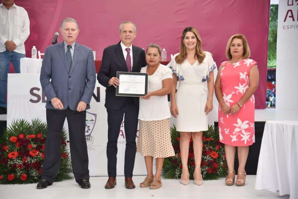 Entrega de reconocimientos en el 415 aniversario de San Miguel Zapotitlán