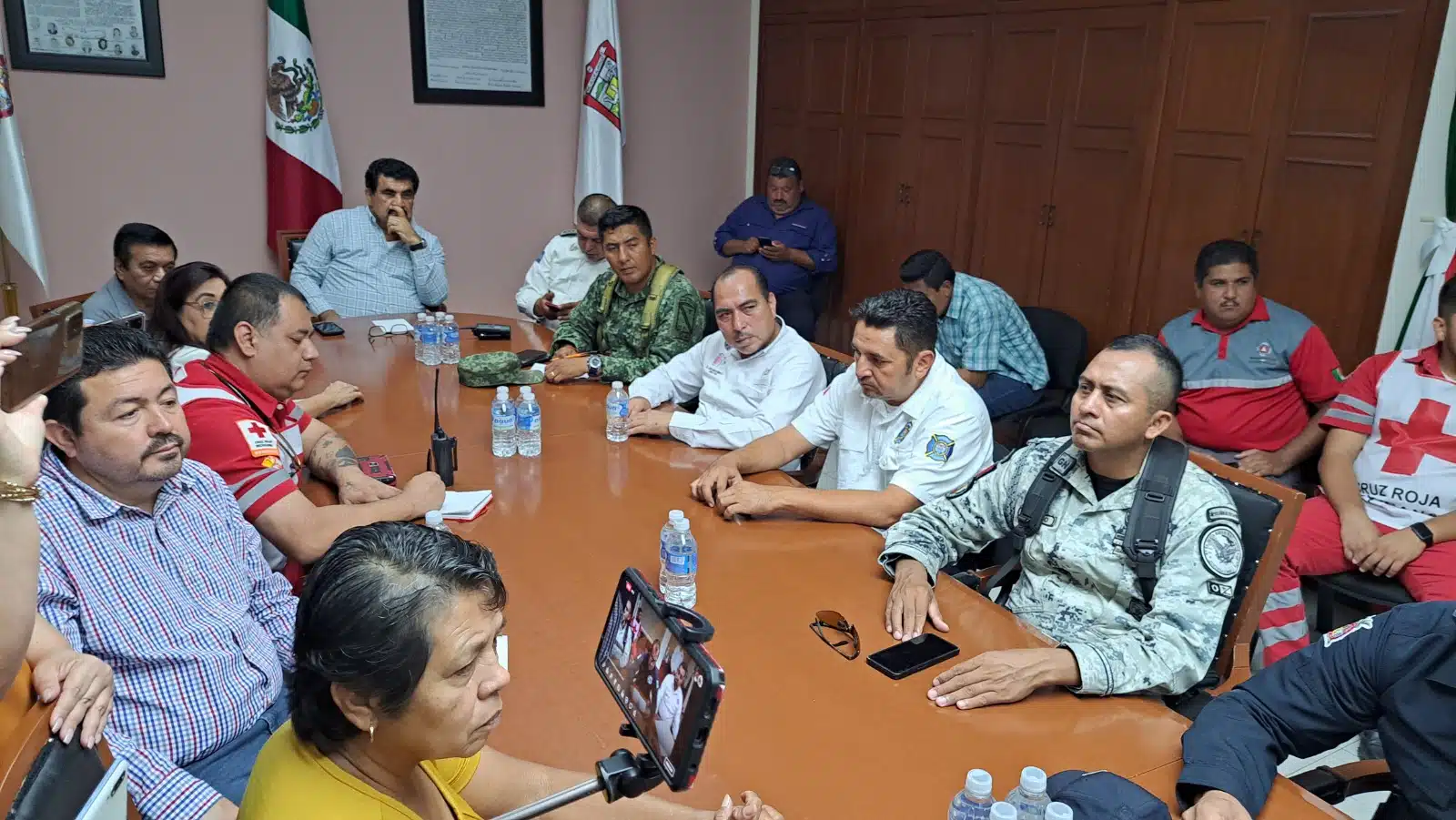 Elementos de Guardia Nacional, Ejército Mexicano y paramédicos de Cruz Roja reunidos en Salvador Alvarado