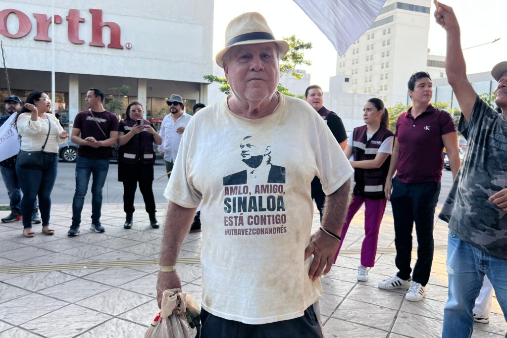 Adulto portando una playera de López Obrador a manera de apoyo
