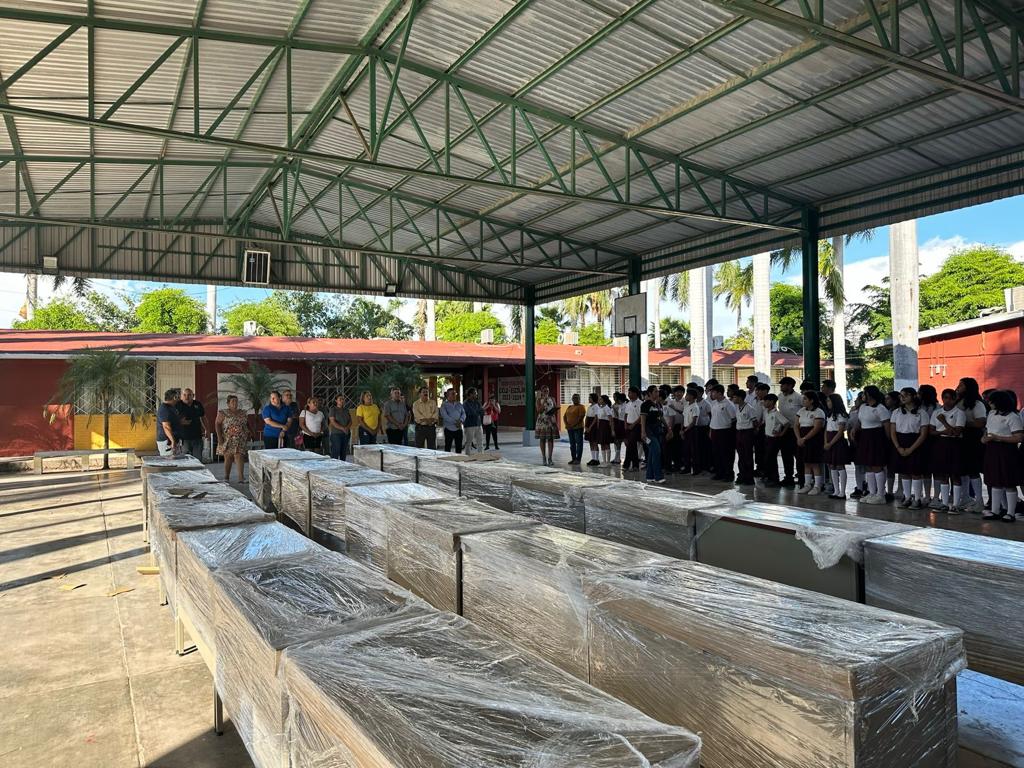 Donativo de la Congregación Mariana Trinitaria para la Escuela Secundaria Técnica 16