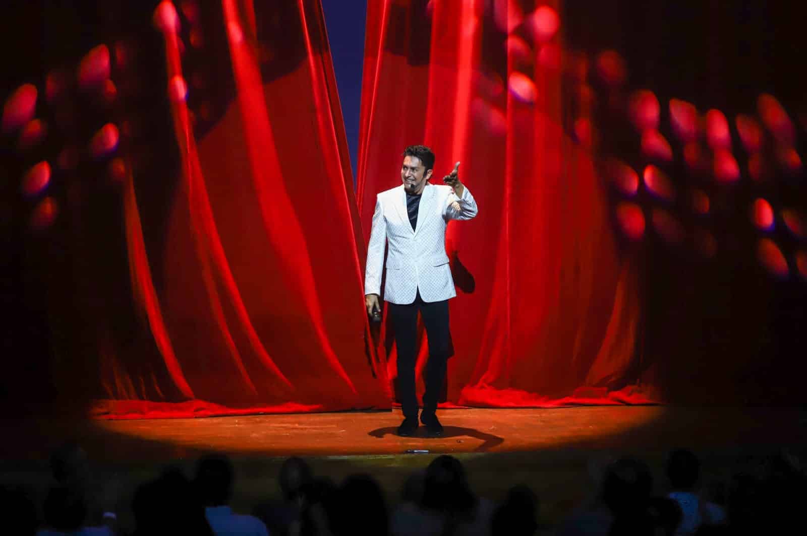 Samed y de fondo cortinas rojas con aspecto de teatro