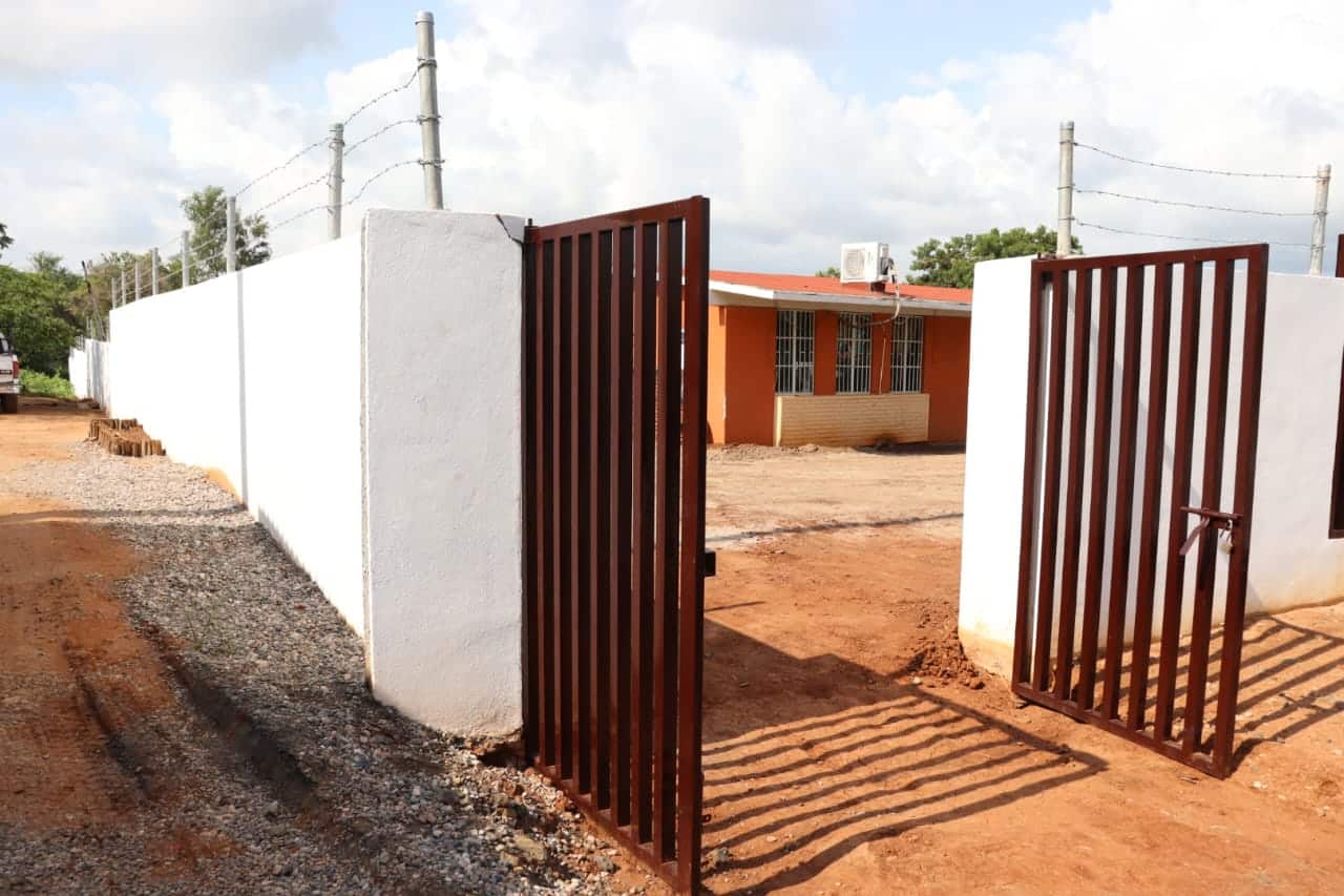 Puertas de la barda construida en la primaria Alfonso Tirado